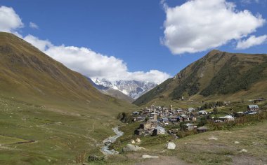  Yüksek dağ köyü Ushguli, Svaneti, Gürcistan 'ın panoramik manzarası