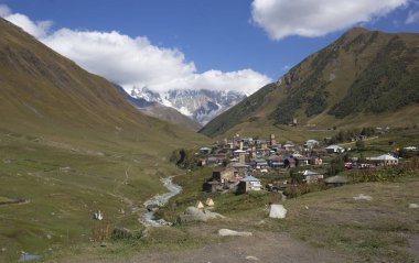  Yüksek dağ köyü Ushguli, Svaneti, Gürcistan 'ın panoramik manzarası