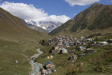 Yüksek dağ köyü Ushguli, Svaneti, Gürcistan 'ın panoramik manzarası