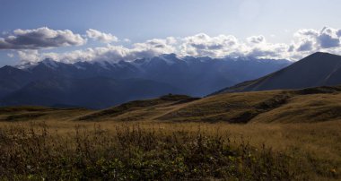 Gün batımında Corundi Gölleri Yolu, Svaneti Bölgesi, Georgia