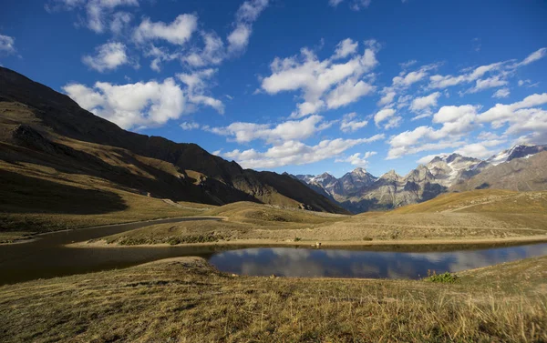 Gün batımında Corundi Gölü, Svaneti Bölgesi, Georgia