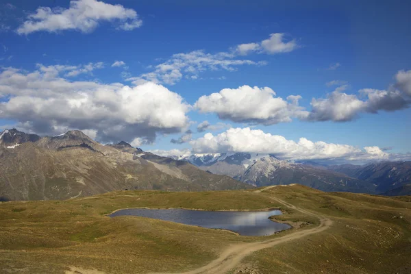 Gün batımında Corundi Gölü, Svaneti Bölgesi, Georgia
