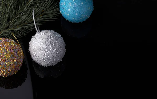 Karanlık bir arkaplanda Noel kartı resmi.