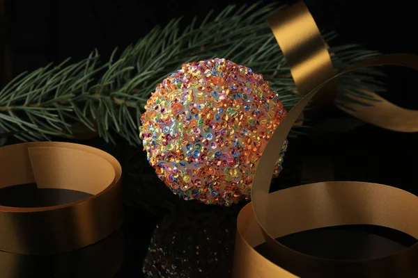 Karanlık bir arkaplanda Noel kartı resmi.