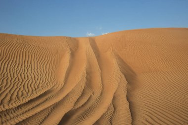 Akşamları Dubai çölünde kum dokusu