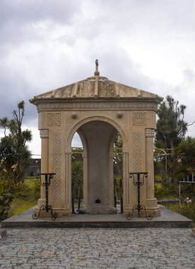 Havari Matthias 'ın dikilmiş bir şapeli bulunan sembolik mezar yeri (cenotaph), Gürcistan' ın Gonio kalesinin topraklarında yer almaktadır..