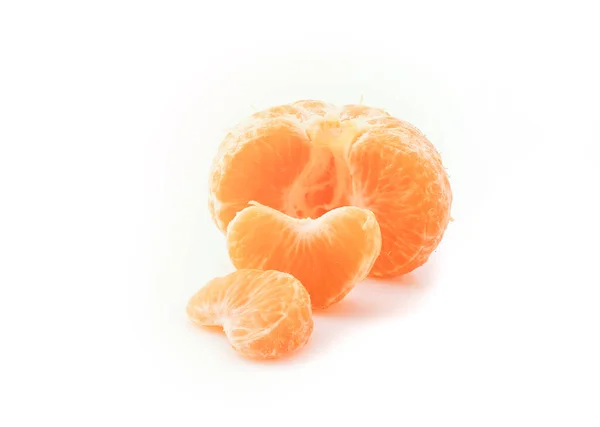 Soyulmuş mandalina ve soyulmuş mandalina beyaz arka planda soyulmuş.
