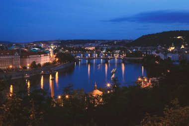 Baharda Bridgeprag 'ın akşam manzarası