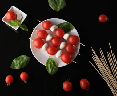 Siyah arkaplanda Caprese salatası