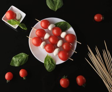 Siyah arkaplanda Caprese salatası