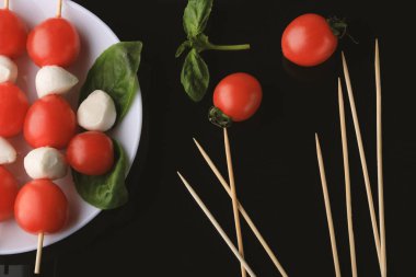 Siyah arkaplanda Caprese salatası