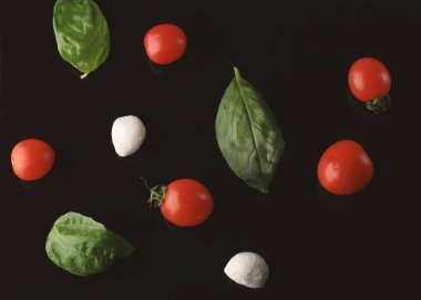 Siyah arkaplanda Caprese salatası