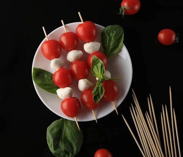 Siyah arkaplanda Caprese salatası