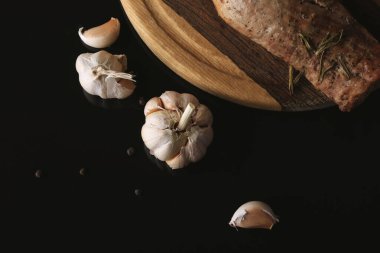 Sebzeli koyu bir arka planda domuz filetosu.