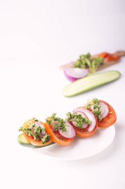 Beyaz arka planda vejetaryen sandviçi.