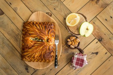 Lezzetli meatpie, reçel, kurabiye ve meyve