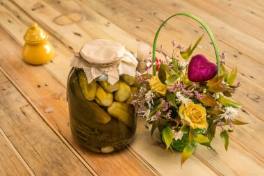 Salatalık üç salatalık ve çiçekler ile kompozisyon ile jar