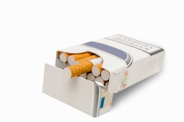 beyaz zemin üzerinde izole sigara paketi