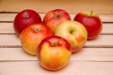 bir ahşap kutu elma