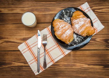 Taze pişmiş kruvasanlar ve süt