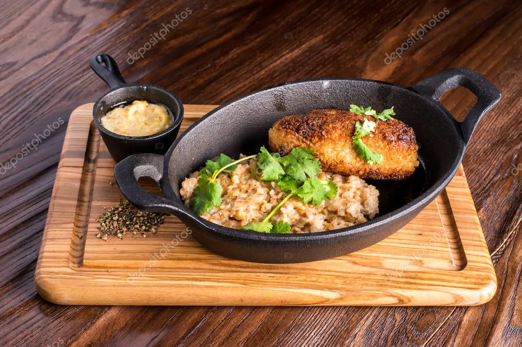 El trigo sarraceno con las empanadas en la sartén a la leña 2023