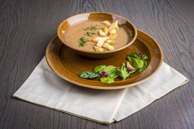 kruton ve dereotu ile delmek çorbası