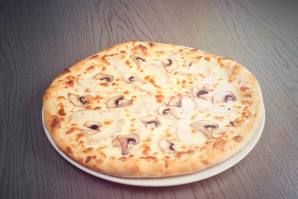 Pizza z pieczarkami na stół z drewna — Zdjęcie stockowe