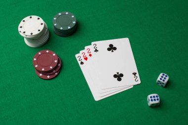 Kartları, cips ve zar yeşil zemin üzerine