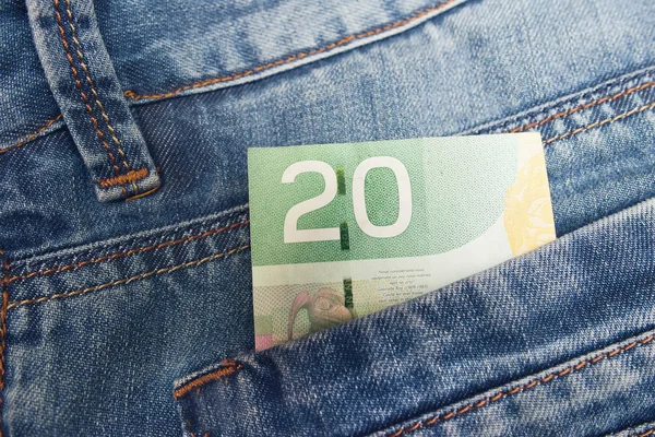 Dolar canadiense en un bolsillo vaquero —  Fotos de Stock