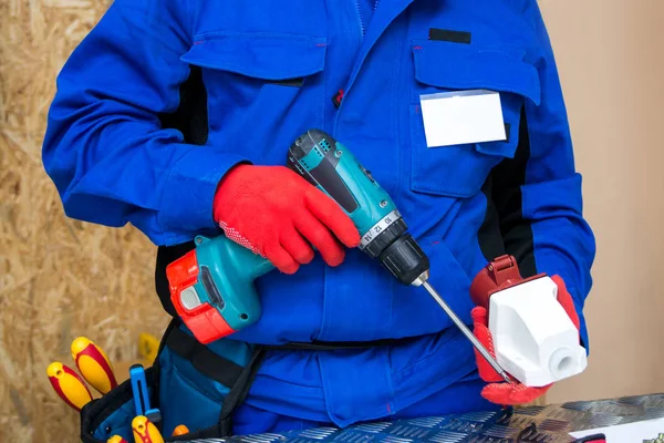 Tulum içinde bir tornavida ile çalışma