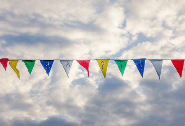 Bir ip üzerinde gökyüzü Vintage bayrakları