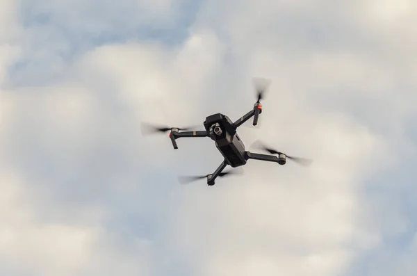 Quadcopter te vliegen. Zonsondergang — Stockfoto