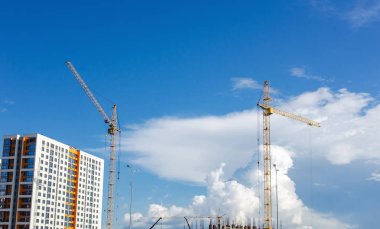 Apartman binası ile inşaat vinçleri