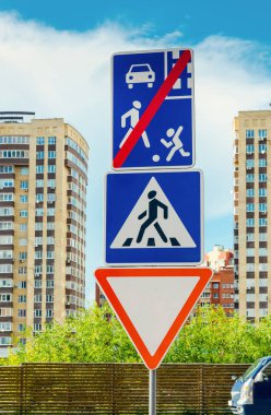 Yaya geçidi işaret binaların üstünde