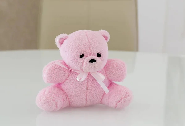 Juguete rosa oso de peluche triste — Foto de Stock