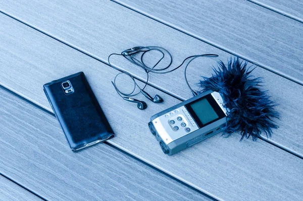 Grabadora de sonido y auriculares en madera —  Fotos de Stock