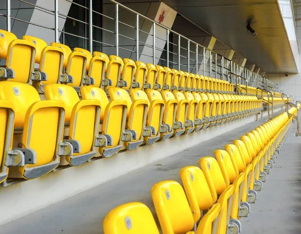 Lege gele tribunes van het stadion — Stockfoto