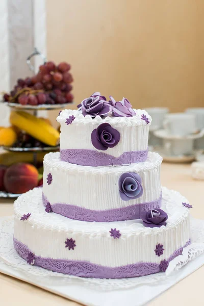 Stora läckra färska bröllopstårta — Stockfoto