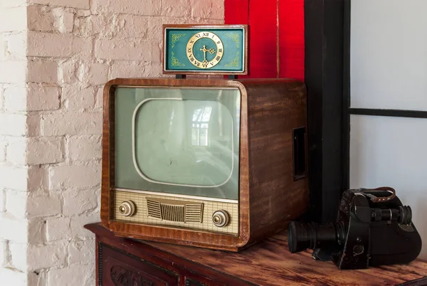 Sovětské vintage Tv, kamera a hodiny — Stock fotografie