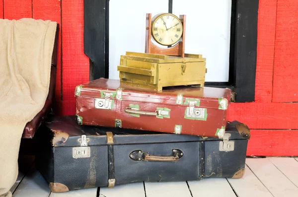 Багато валіз і годинників — стокове фото