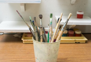 Fırçalar ve boya çizim için bir sürü