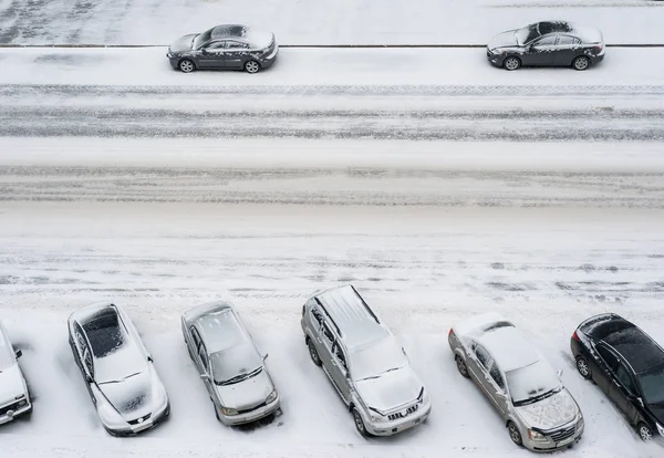 Auto sul parcheggio nella neve vista dall'alto — Foto Stock