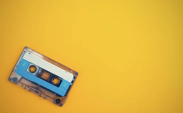 Casete de audio sobre un fondo amarillo — Foto de Stock