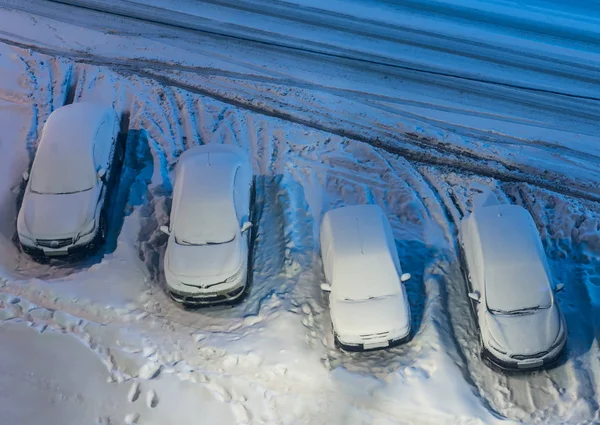 Auto sulla neve al parcheggio — Foto Stock