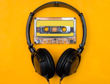 kulaklık ve ses kaset Sarı zemin üzerine