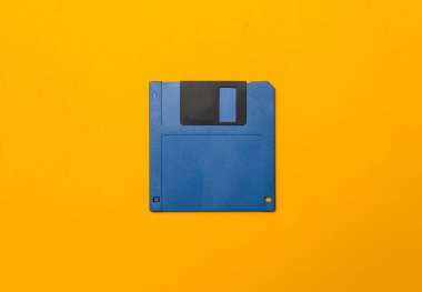 Sarı zemin üzerine mavi disket