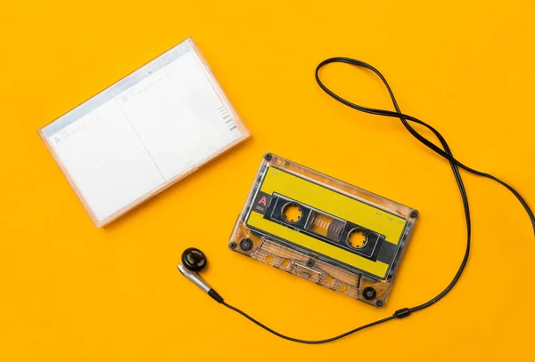 Lyd cassete og hovedtelefoner, på gul baggrund - Stock-foto