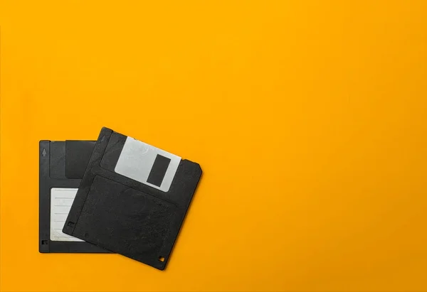 Iki disket üzerinde sarı arka plan — Stok fotoğraf