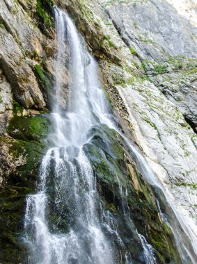 Büyük dağ yüksek şelale 