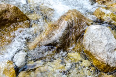 dağ şelale kayalarda